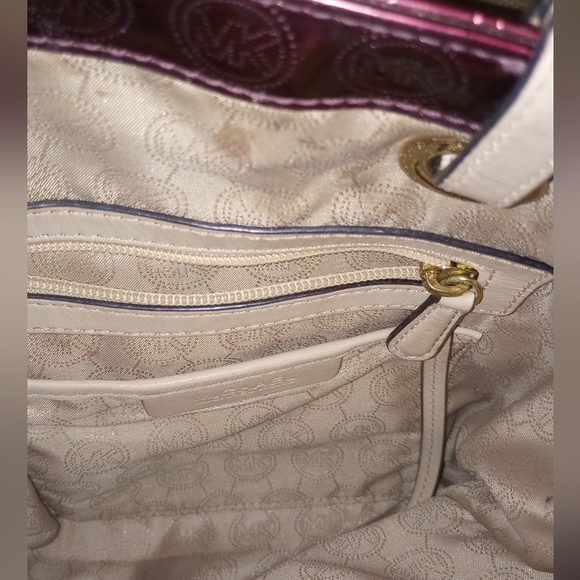 Michael Kors Jet Set Tote - Picture 4 of 10